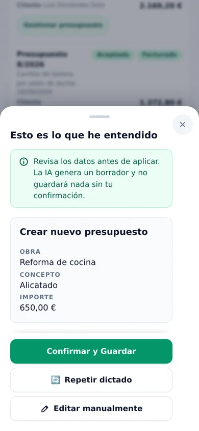 El asistente en el móvil, con el borrador de un presupuesto (obra, concepto e importe) y los botones para confirmar, repetir o editar a mano.