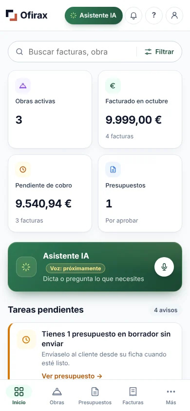 El mismo Inicio en el móvil: obras activas, facturado del mes, pendiente de cobro y presupuestos por aprobar, el asistente y las tareas pendientes.