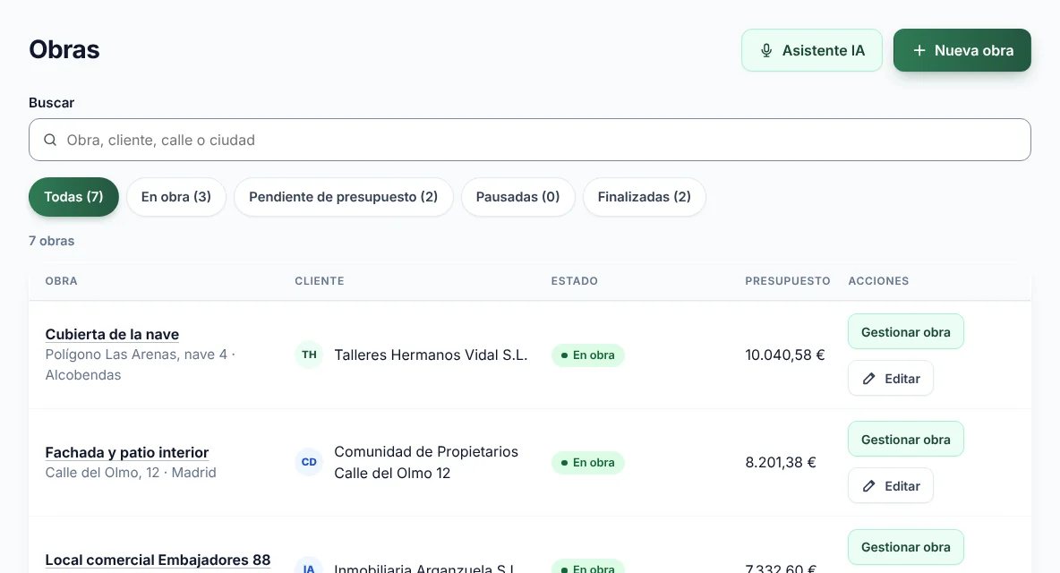 Lista de obras con filtros por estado (todas, en obra, pendiente de presupuesto, pausadas y finalizadas), su cliente, su estado y el importe presupuestado.